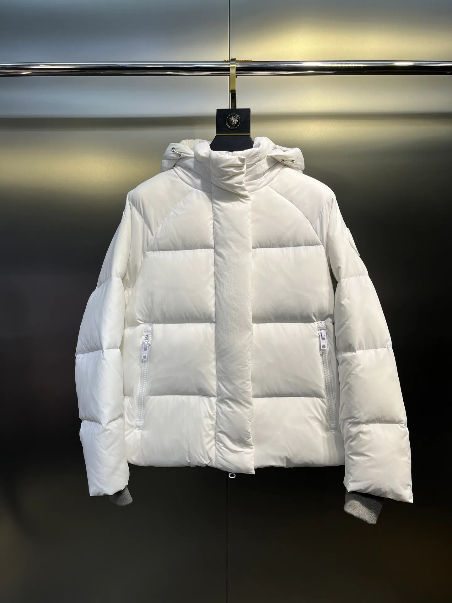 P740 Big Goose Capsule White Label Down Canada Goos* Canada Goose's new limited white label bread jacket, the same style for men and women, filled with 625 fill power white goose down, and the fabric has a satin feel. Suitable for wearing in spring and autumn in various cities, this model has a stand-up collar design, classic and versatile, and has good thermal insulation effect! Fabric + Features: ✅Fabric: 85% polyester, 15% cotton, windproof and waterproof ✅Lining: 100% polyester, windproof and waterproof ✅Filling: 80% pure white duck down, 20% pure white feathers ✅Fillness: 625 ✅Care instructions: Dry cleaning ✅Zipper: Genuine YKK two-way entrance zipper ✅TEI Temperature Feeling Index 1: Lightweight minus 5 degrees to 5 degrees Technology: ✅The fabric is made of CORDURA polyamide fabric, which is a new functional fabric and a leading technological product. The durability is 2 times higher than ordinary nylon fabric. Wear resistance, strong tear resistance, good hand feel and good color. ✅The liner is filled with imported 625 fill power 90 white duck down, the liner is reinforced with anti-runaway velvet liner, and the fly on the front center fly is designed with snap buttons to prevent ventilation and rain. Whether it is hiking, urban walking or polar exploration, this model can help you find the Cana that suits your body, activities and lifestyle. Color: pink, blue, black, white Size: xs-l